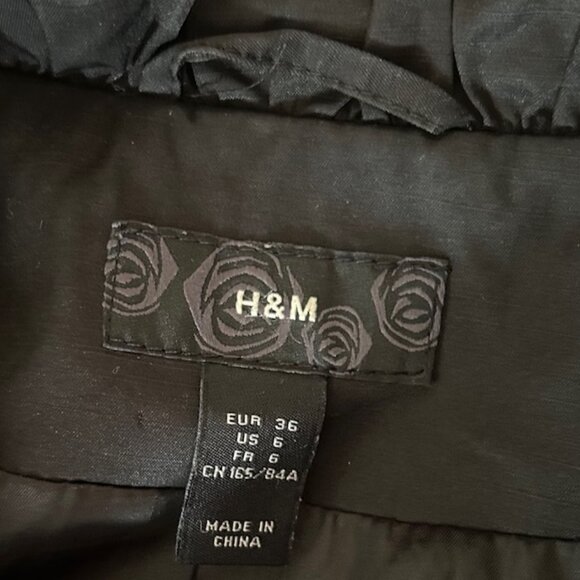 H&M cropped black blazer w ruffle collar and covered buttons - Picture 4 of 15